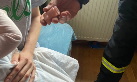 Франківські рятувальники допомогли вивільнити палець дитини з іграшки