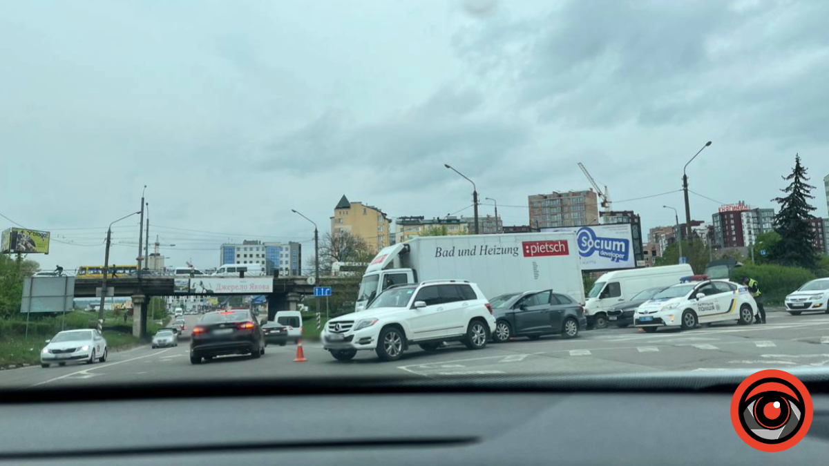 ДТП під мостом на Пасічну в Івано-Франківську спричинило вечірні корки
