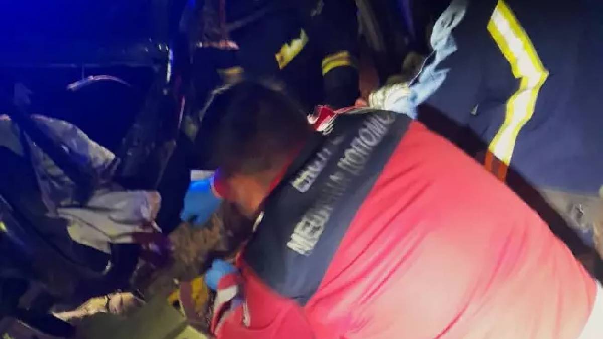Нічна автотроща на Прикарпатті: зіткнулися легковик та вантажівка – є постраждалий
