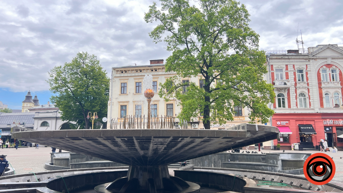 На Вічевому майдані у Франківську частково запрацював фонтан. Фото