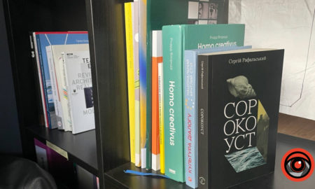 Атмосферна локація з книгами про Франківськ: фоторепортаж