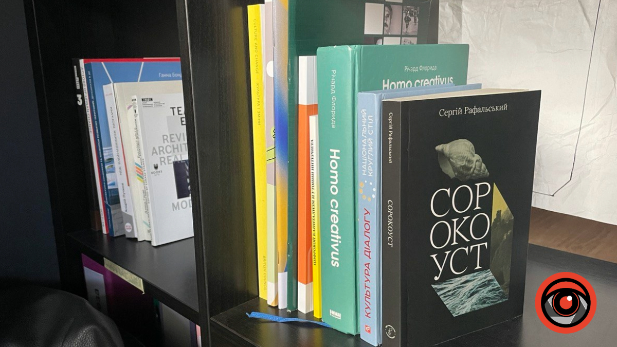 Атмосферна локація з книгами про Франківськ: фоторепортаж