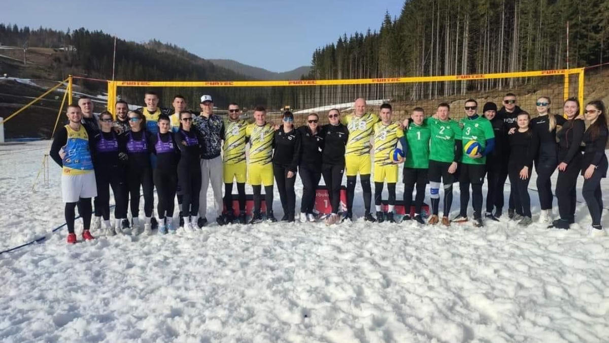 Волейбол на снігу: Надвірнянська команда виборола бронзову нагороду