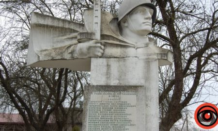 Замість радянського солдата буде Да Вінчі: на Франківщині замінять монумент