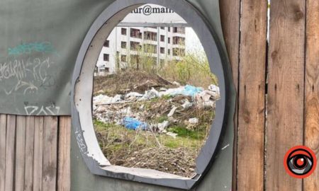 Сміття замість квартир: франківці скаржаться на стихійне сміттєзвалище