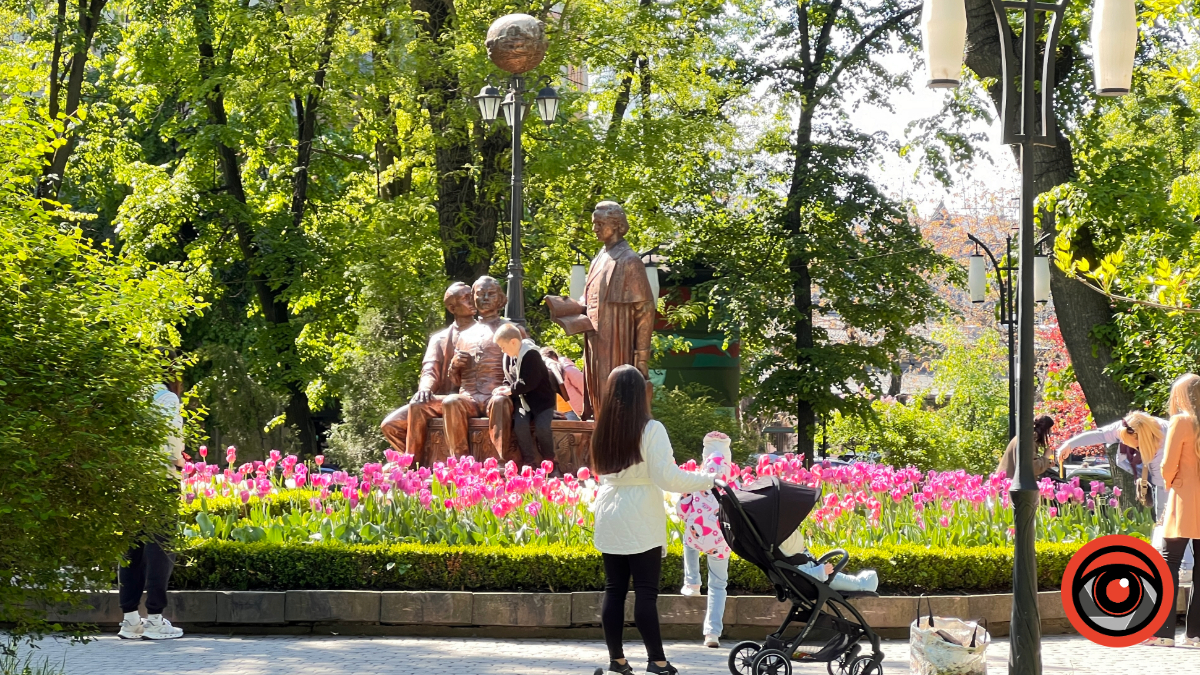 Івано-Франківськ у тюльпанах: у мережі та наяву. Фоторепортаж