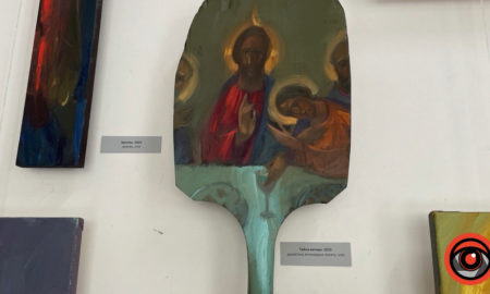 Ікони на лопатах для випікання хліба. У Франківську відкрили виставку художника з Тернополя