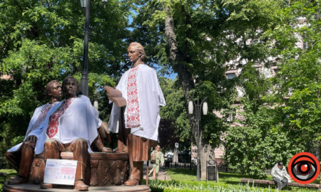 У Франківську Шашкевич, Вагилевич та Головацький "одягнули" вишиванку: фоторепортаж