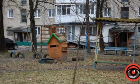 Нереалізований ремонт: Прибудинкова територія на Набережній у Франківську залишиться без змін