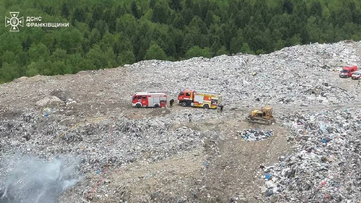 На Прикарпатті вогнеборці ліквідували пожежу на сміттєзвалищі