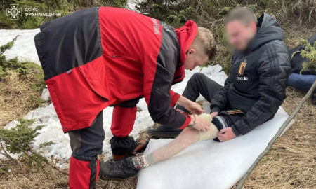 Житель Дніпра під час спуску з Говерли травмував ногу: допомагали рятувальники