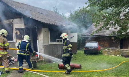 Пожежа на Прикарпатті: рятувальники загасили приватний будинок і запобігли вибуху