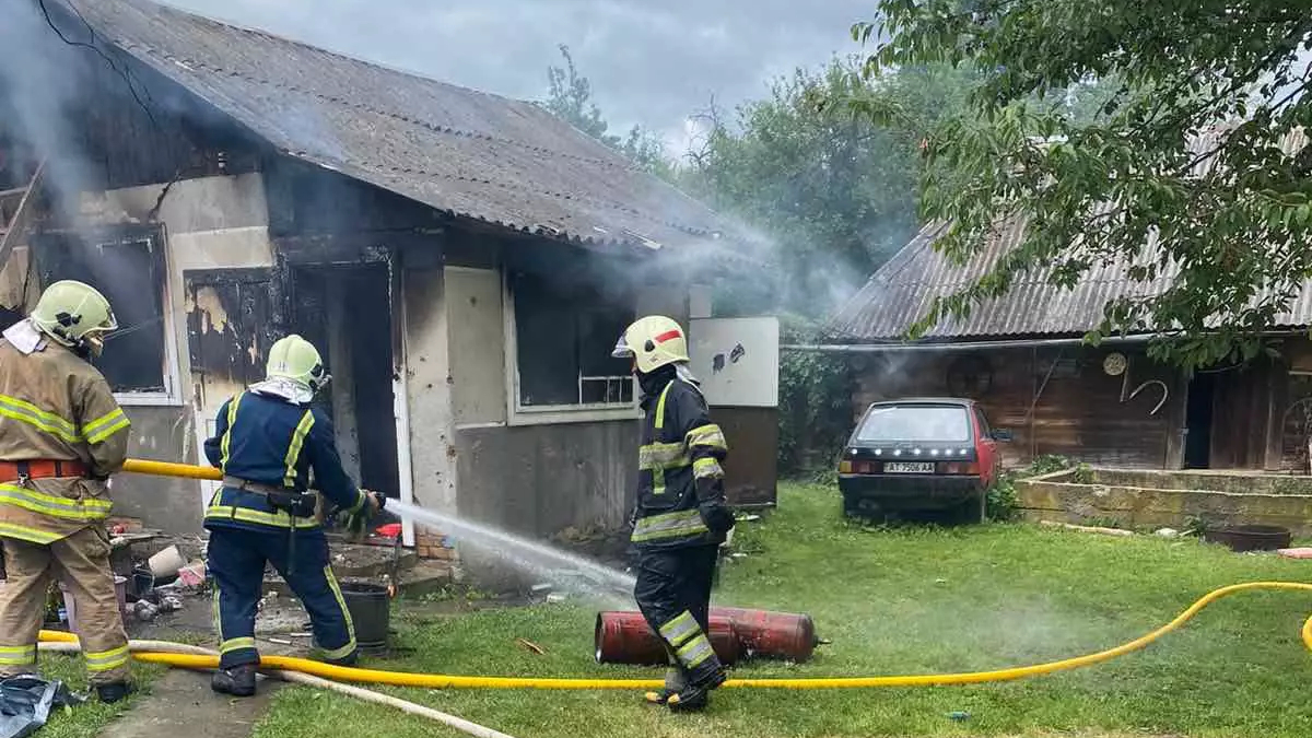 Пожежа на Прикарпатті: рятувальники загасили приватний будинок і запобігли вибуху