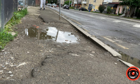 “Можуть перейти на інший тротуар”: хто має ремонтувати пішохідний тротуар по вулиці Мельника у Франківську