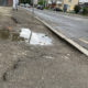 “Можуть перейти на інший тротуар”: хто має ремонтувати пішохідний тротуар по вулиці Мельника у Франківську