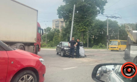 У Франківську на вулиці Галицькій легковик врізався в бус