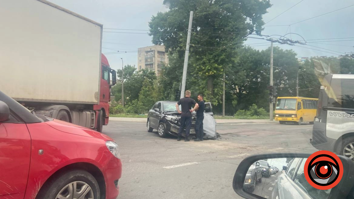 У Франківську на вулиці Галицькій легковик врізався в бус