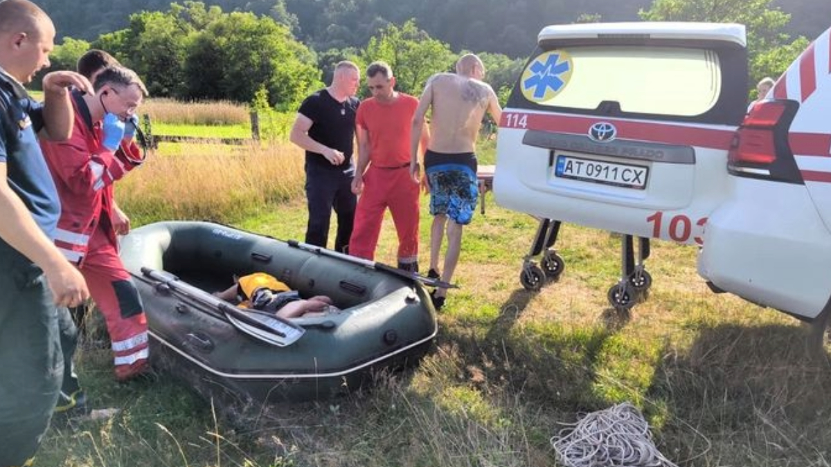 На Прикарпатті на березі річки застряг чоловік: знадобилася допомога рятувальників