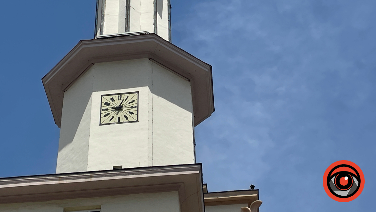 Днями франківці помітили, що годинник на міській Ратуші перестав працювати. У містян своя версія зупинки франківського "Біг-Бену". Що насправді стало причиною?