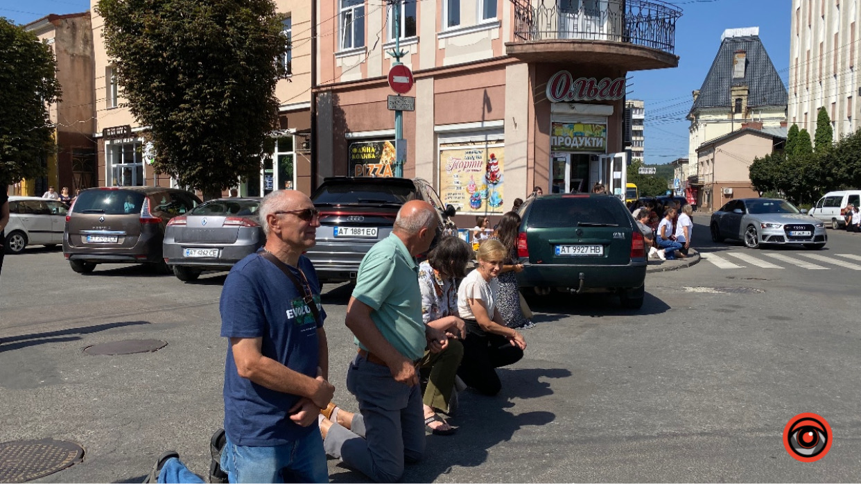 Надвірнянська громада живим коридором пам’яті зустріли полеглого Героя Василя Ревуцького