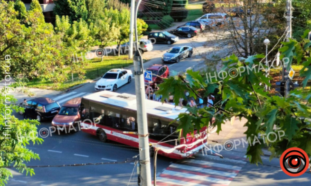 На фото видно аварію між тролейбусом та автівкою