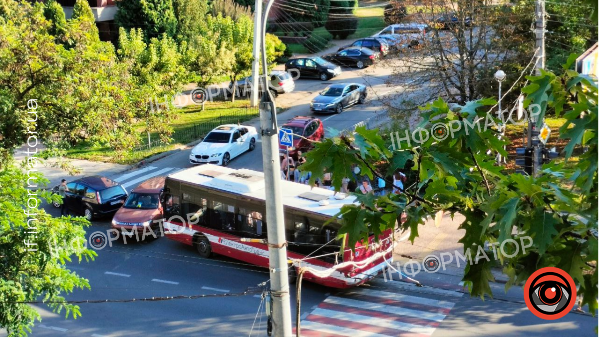 На фото видно аварію між тролейбусом та автівкою