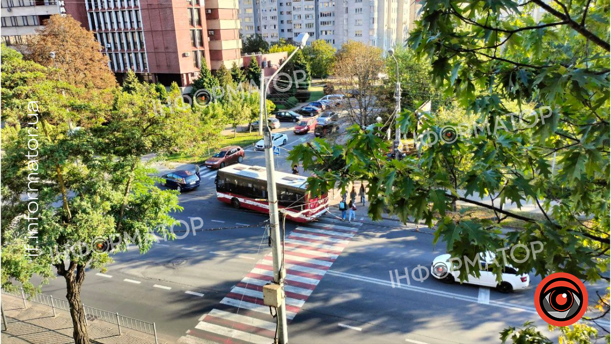 На фото видно аварію між тролейбусом та автівкою