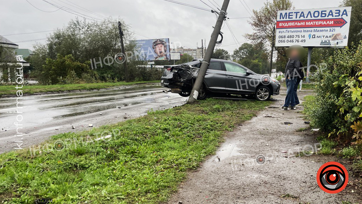 На Івано-Франківщині водій легкового авто врізавсяу стовп