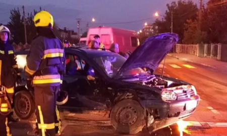 Потрощена автівка і рятувальники. Морда автівки розтрощена, від'єднали клеми акумуляторних батарей, Морда автівки розтрощена, від'єднали клеми акумуляторних батарей,