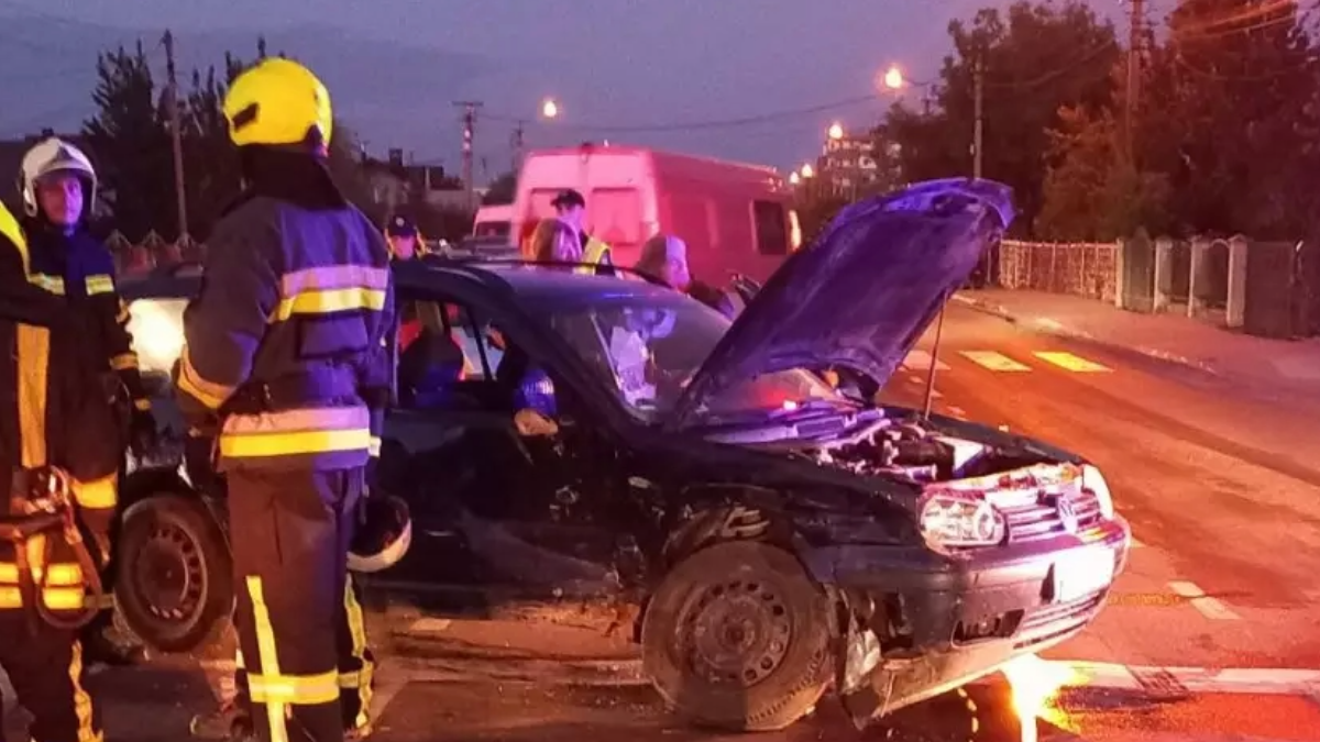 Потрощена автівка і рятувальники. Морда автівки розтрощена, від'єднали клеми акумуляторних батарей, Морда автівки розтрощена, від'єднали клеми акумуляторних батарей,