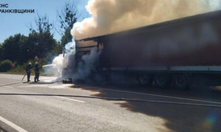 Перевозила питну воду: у Рогатинській громаді загорілася вантажівка