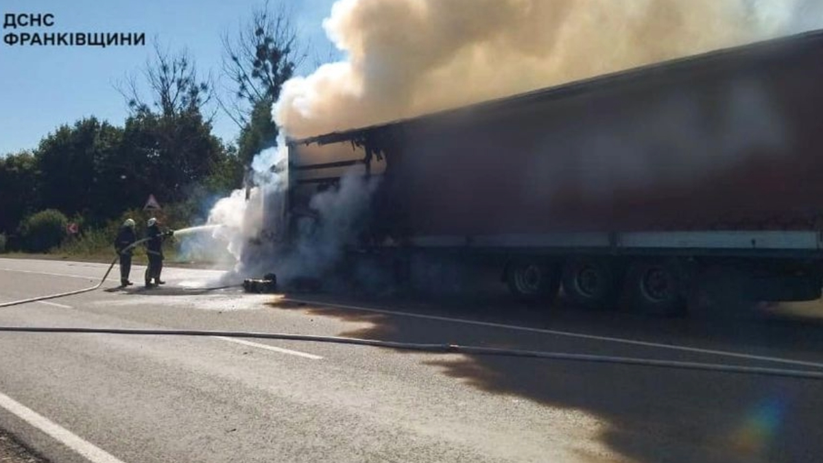 Перевозила питну воду: у Рогатинській громаді загорілася вантажівка