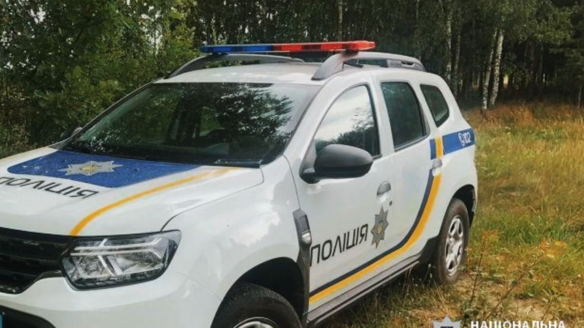 поліцейське авто на місці злочину