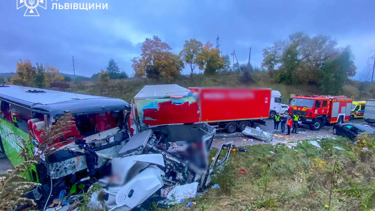 На Львівщині зіштовхнулися вантажівка "Нова пошта" міжнародний автобус та кілька легковиків: ФОТО