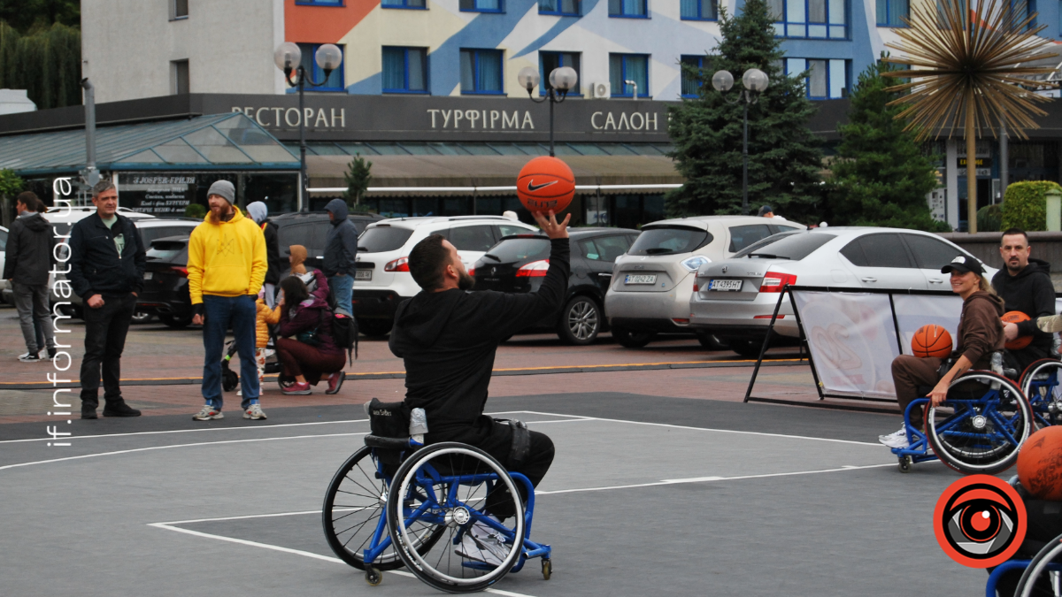 баскетбольне кільце, маданчик для адаптивного спорту біля драмтеатру