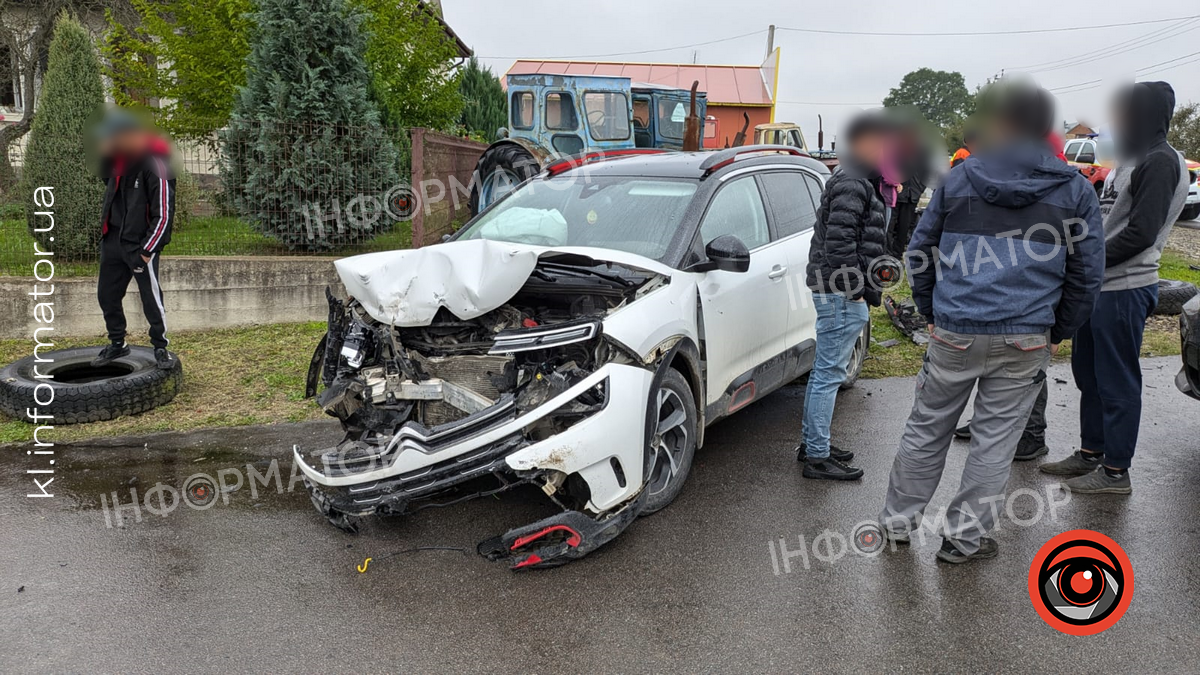 Потрощена морда сітроєну, бампер на землі 