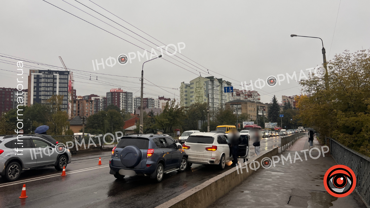 На Пасічнянському мосту ускладнено рух через потрійну аварію