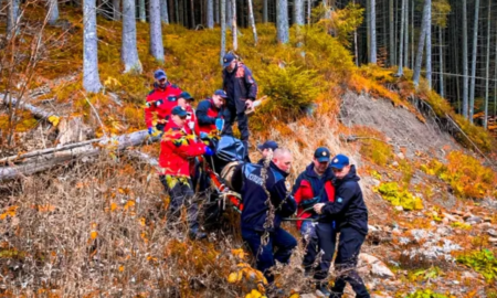 Транспортування тіла чоловіка, який помер у лісі