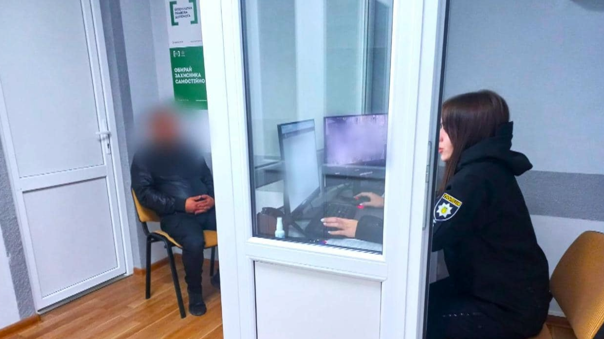 Зловмисник у відділі поліції