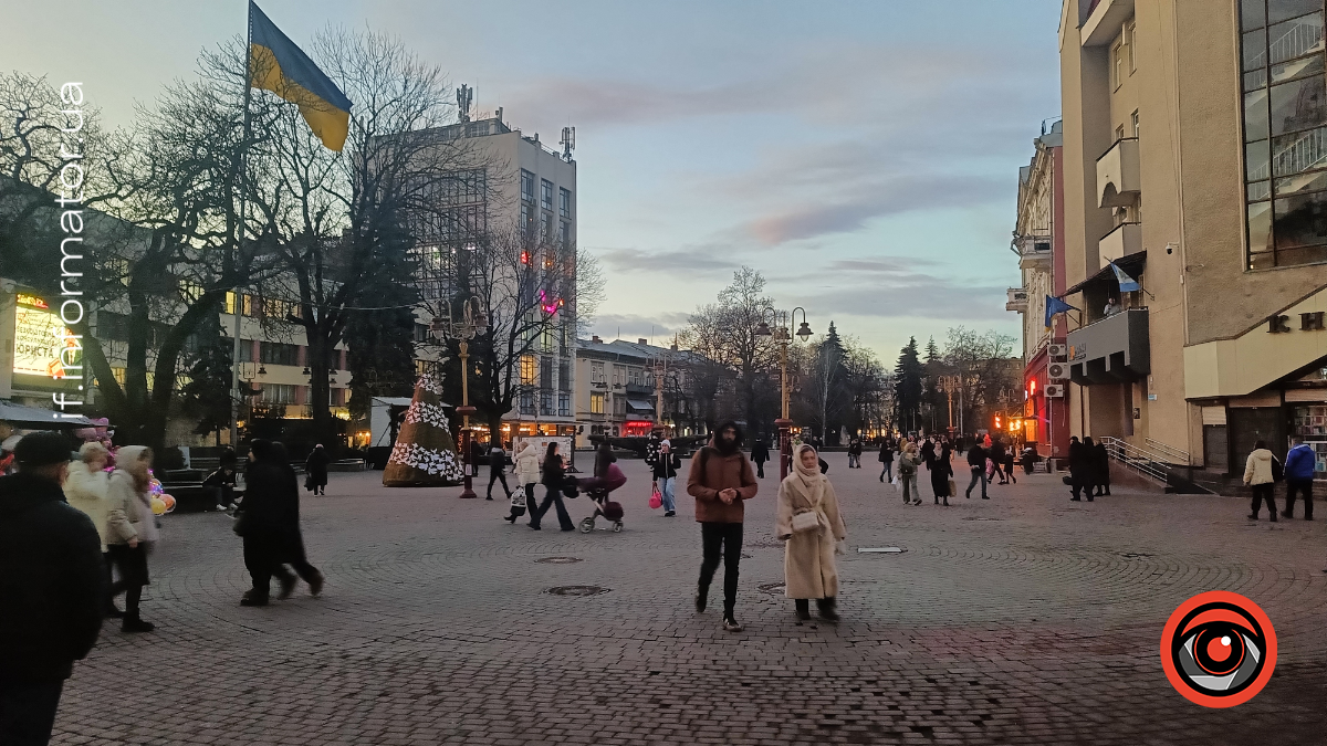 Надворі вже 19 грудня, а снігом і не пахне. Тож сьогодні журналісти Інформатора підготували для вас вечірні фото рідного міста.