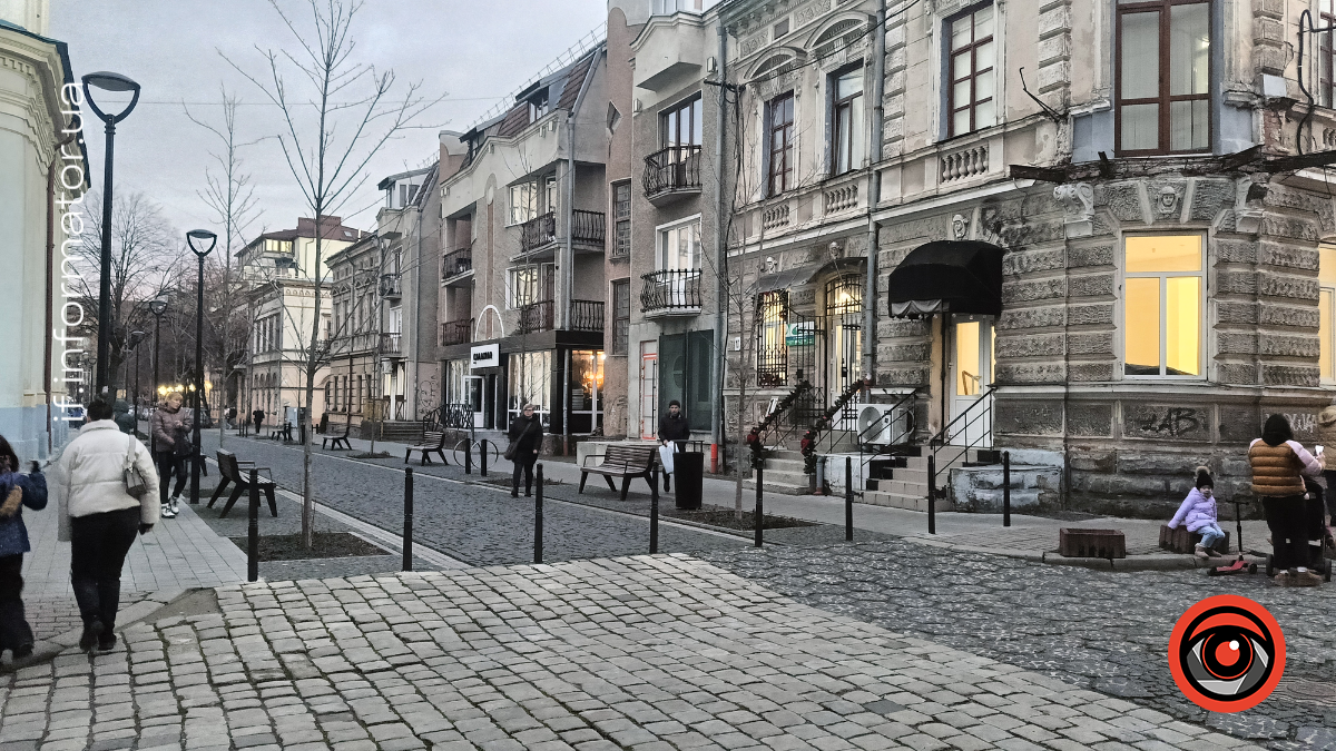 Надворі вже 19 грудня, а снігом і не пахне. Тож сьогодні журналісти Інформатора підготували для вас вечірні фото рідного міста.