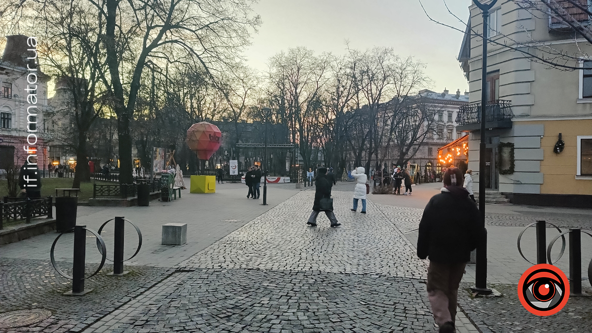 Надворі вже 19 грудня, а снігом і не пахне. Тож сьогодні журналісти Інформатора підготували для вас вечірні фото рідного міста.