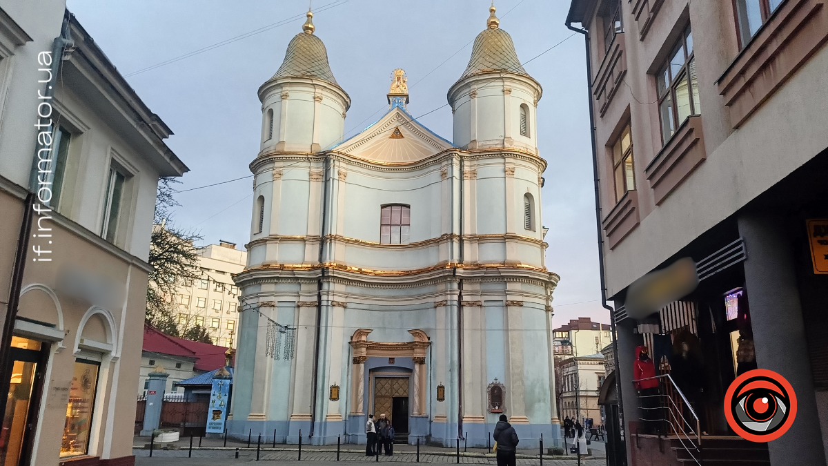 Надворі вже 19 грудня, а снігом і не пахне. Тож сьогодні журналісти Інформатора підготували для вас вечірні фото рідного міста.