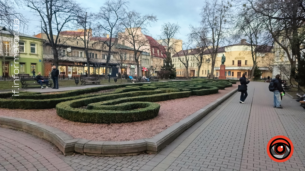 Надворі вже 19 грудня, а снігом і не пахне. Тож сьогодні журналісти Інформатора підготували для вас вечірні фото рідного міста.