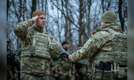 Під час робочої поїздки на Донеччину? Головнокомандувач ЗСУ генерал Олександр Сирський? вручив нагороду старшому солдату з Делятина, Сікачину Тарасу.