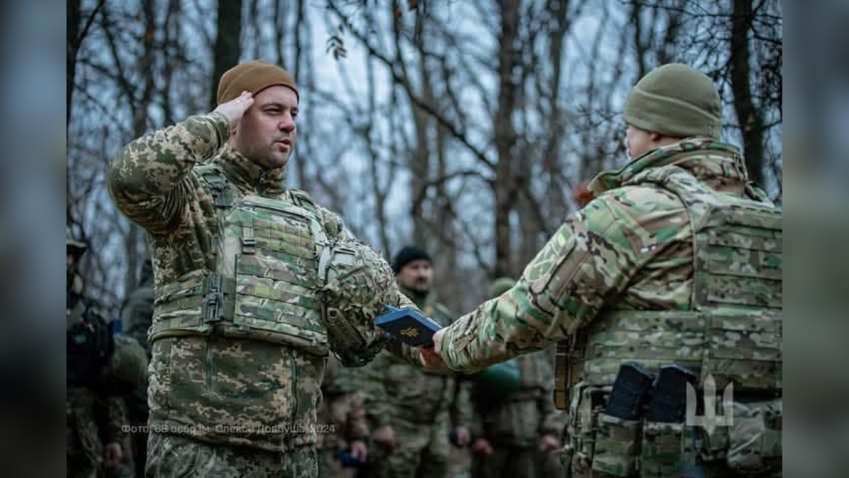 Під час робочої поїздки на Донеччину? Головнокомандувач ЗСУ генерал Олександр Сирський? вручив нагороду старшому солдату з Делятина, Сікачину Тарасу.