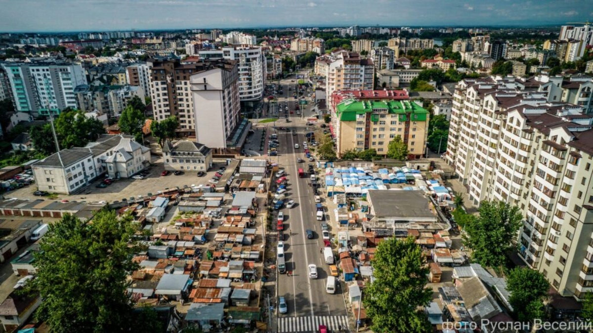 м. Івано-Франківськ, з’єднання Північного-Південного бульварів: масове паркування на магістралі,