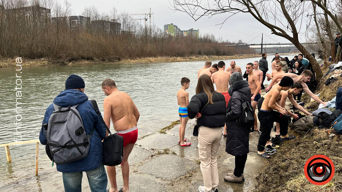 Чи може пірнання в освячену воду "змити" гріхи