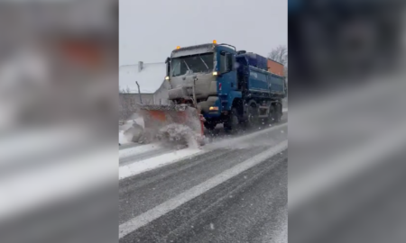 На автошляхах Івано-Франківської області через складні погодні умови вночі та вранці працювали дорожні служби