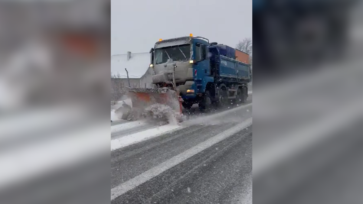 На автошляхах Івано-Франківської області через складні погодні умови вночі та вранці працювали дорожні служби